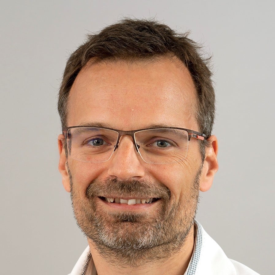 Portraitfoto von John Clayton